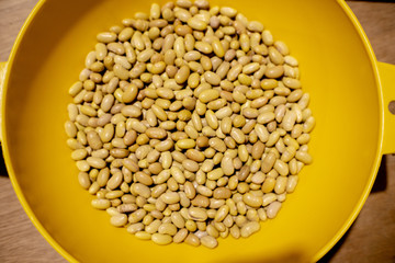 take zenith of Peruvian beans in a colander