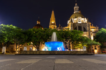 Catedral y fuente de la plaza de la liberación en Guadalajara, Jalisco, México