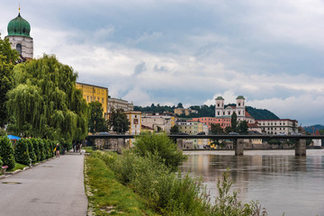 Fototapeta na wymiar Innpromenade mit Blick auf Altstadt von Passau