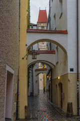 Altstadtgasse in Passau mit Schibbögen