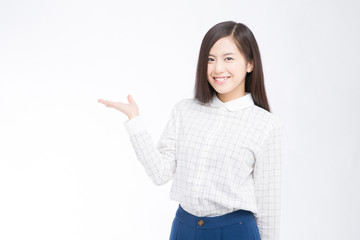 紹介をする女性