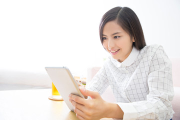 タブレットＰＣを見る女性