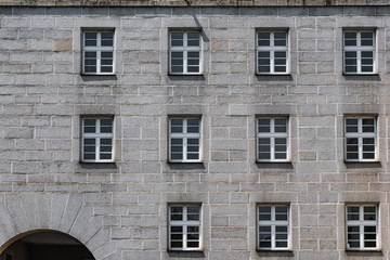 Naklejka premium Fensterfront in Steinmauer