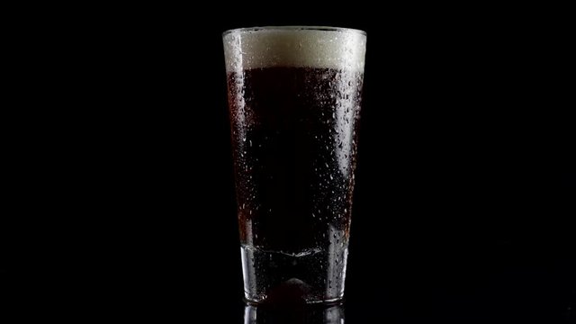 Cerveza fria en fondo negro