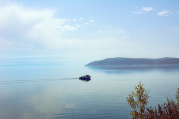 Obraz na płótnie Canvas lake, sky and yacht