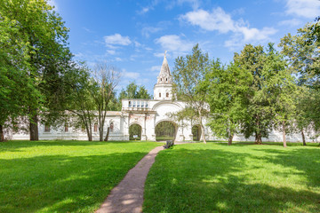 Fototapeta na wymiar White stone architecture of the Izmailovo Museum-reserve of the 17th century. Moscow, Russia