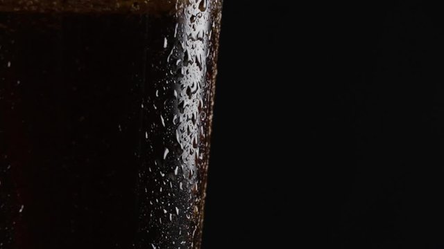 Cerveza fria en fondo negro