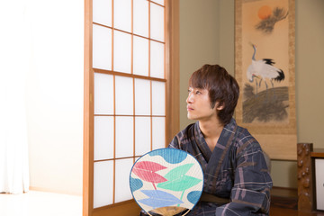 浴衣姿の男性