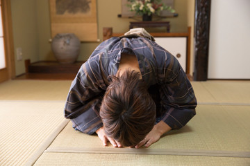 挨拶をする男性