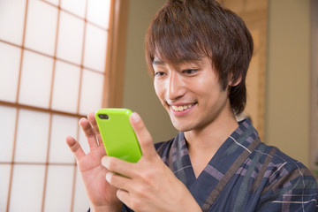 スマートフォンを操作する男性