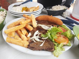 Carne-de-Sol, Mandioca Frita, Banana à Milanesa e salada (cebola, tomate e alface)