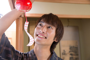 風鈴を吊るす男性