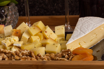 Bandeja de frios com queijos, salame, castanhas e azeitonas