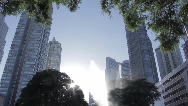 Fuente de agua al sol en la ciudad de Buenos Aires