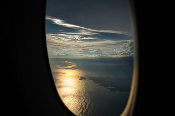 飛行機の窓から見える美しい海