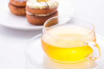 お茶とクロワッサンドーナツ