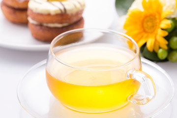 お茶とクロワッサンドーナツ