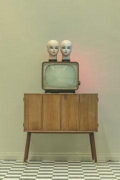 light experiment with retro TVs and doll heads