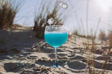 Bebida fría refrescante en la arena de la playa