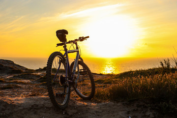 Obraz na płótnie Canvas Bicicleta com o pôr do sol