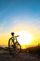 Fototapeta na wymiar Bicicleta com o pôr do sol