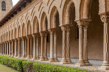 Fototapeta na wymiar Kreuzgang der Kathedrale Santa Maria Nuova, Monreale, Sizilien