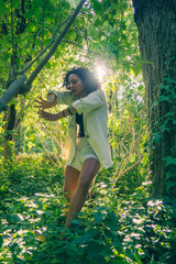 Chica bailando en el bosque 