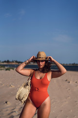 Chica joven guapa posando en una plata de andalucia