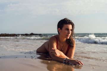 Chica joven guapa en la playa 