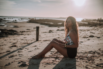 Chica disfrutando de la playa en bikini
