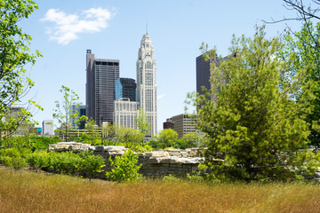 Obraz premium View of Columbus Ohio, Skyline framed by nature.