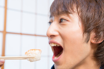 食事をする男性