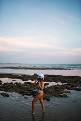 Chica joven  en traje de baño en la playa 