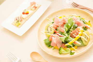 サラダとカナッペ