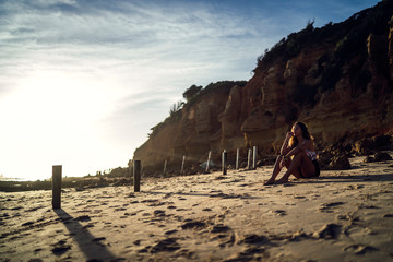 Retratos de una chica joven en traje de baño en la playa