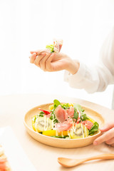 食事をする女性