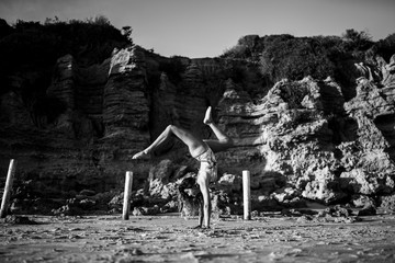 Chica joven y guapa en traje de baño en una playa de chiclana