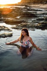 Chica en traje de baño en una playa de chiclana