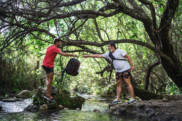 Amigos charlando y haciendo fotos en una ruta verde en andalucia