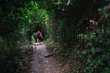 Chico haciendo fotos y ruta verde en andalucia