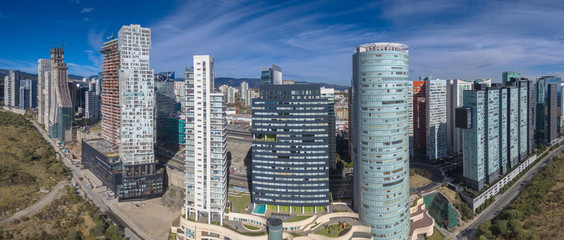 Obraz premium Widok z lotu ptaka na panoramę przed Parque La Mexicana w Santa Fe w Meksyku z błękitnym niebem w tle.