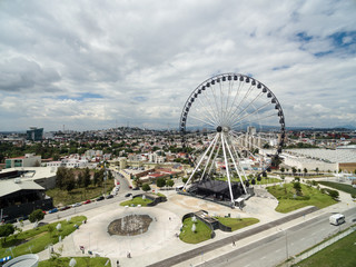 Vista aérea panorámica de la Estrella de Puebla, la rueda de la fortuna, noria, más grande de...
