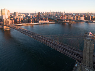 Vista aérea del Puente de Brooklyn con vista al skyline de Manhattan en Nueva York	