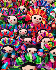 Obraz na płótnie Canvas Tradicionales y coloridas muñecas mexicanas del estado de Oaxaca, México