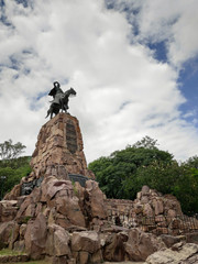 Detalle del Monumento al General Martín Miguel de Güemes en Salta, Argentina con un cielo azul y...