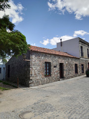 Una casa de piedra y techo de teja en la colonial ciudad de Colonia del Sacramento, Uruguay