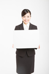 Fototapeta premium メッセージボードを持つ女性新入社員