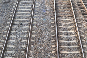 Fototapeta na wymiar dos vías de tren paralelas al aire libre, rail, vías, ferrocarril, hierro