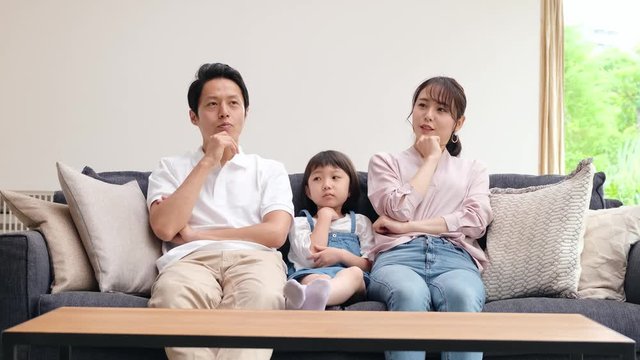 リビングで考え事をする親子