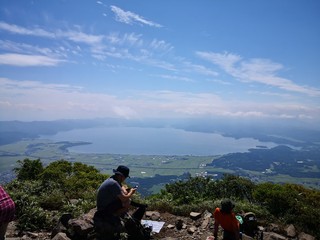 磐梯山山頂から猪苗代湖を望む